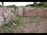 05084 ostia - regio i - insula xix - horrea dei mensores (i,xix,4) - ostseite - 6. raum von sueden - suedwand - 09-2023.jpg